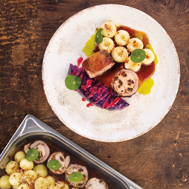 Rolada z kaczki w sosie pieczeniowym / kluski śląskie / czerwona kapusta z malinami